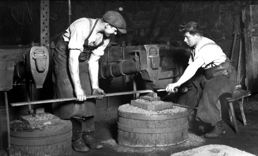 Historische Aufnahme aus den  1920er Jahren von Glätt- und Streckhammer. (v.l.n.r.)